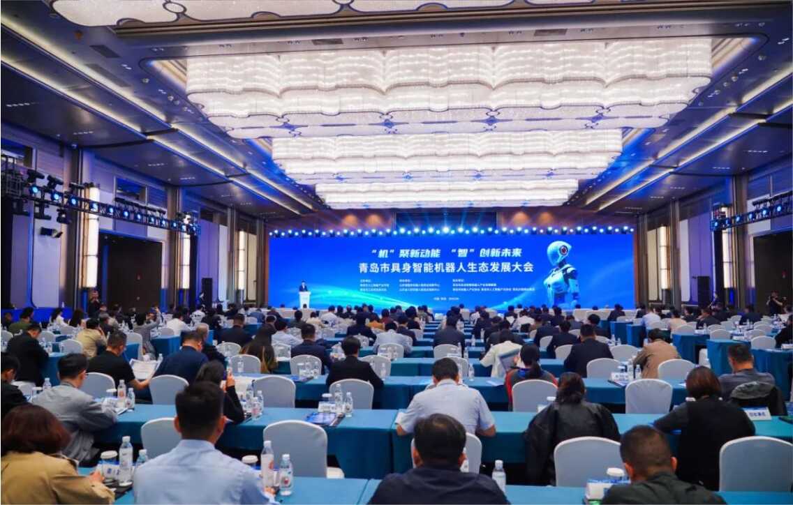 “机”聚新动能 “智”创新未来丨文达通无人清扫机器人亮相2025青岛市具身智能机器人生态发展大会