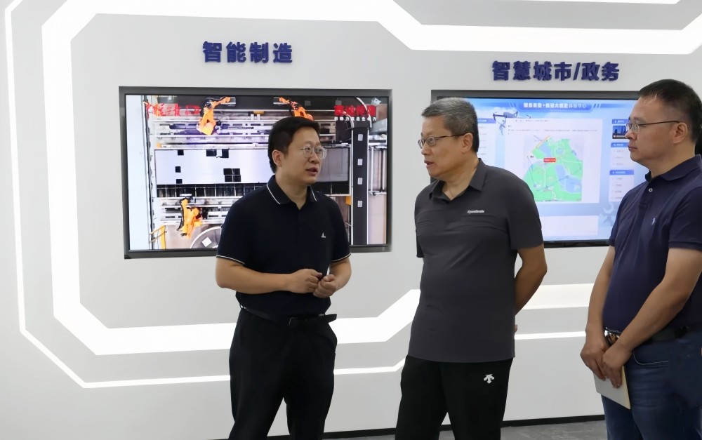中国信息协会余健副会长莅临中科紫东太初考察交流共建具身智能产业生态(图1)